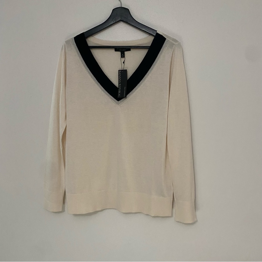 Banana Republic Silk and Cashmere Sweater size Medium NWT!